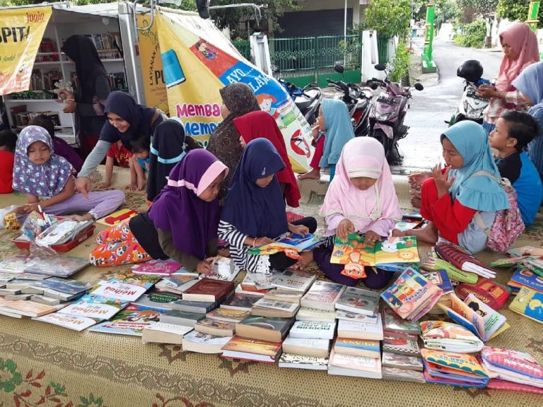 Lebih Dekat Dengan Buku