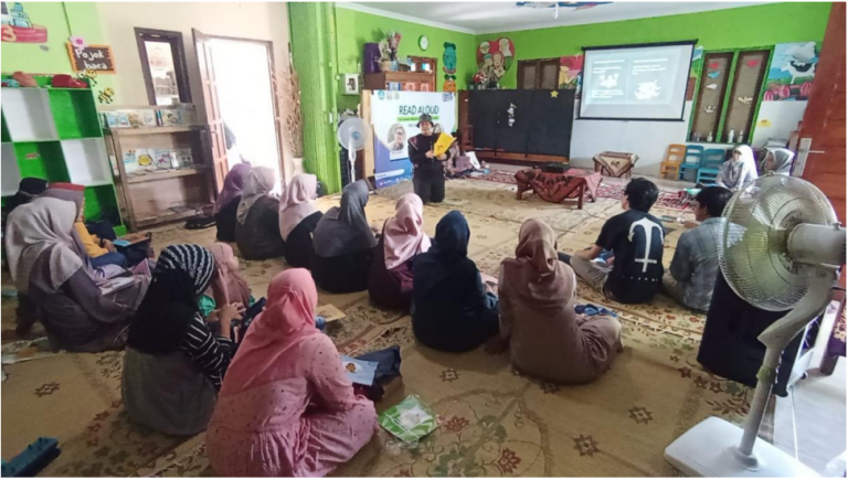 Read Aloud di TBM Mekar Insani: Mendorong Literasi Lewat Membacakan Nyaring